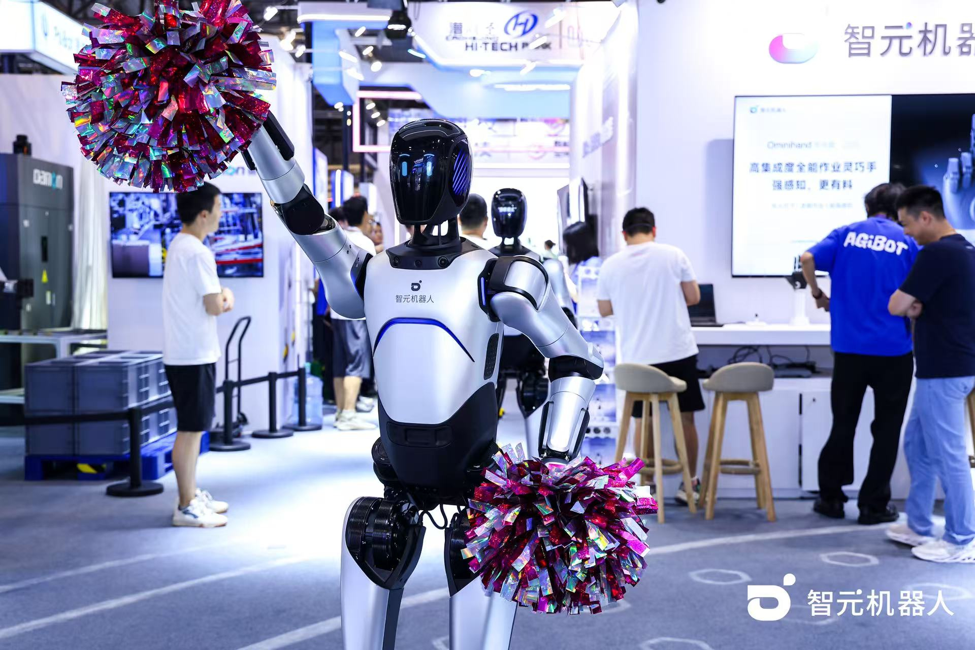 710公海机器人 WAIC 首日展台火爆，机器人家族集体打工忙不停